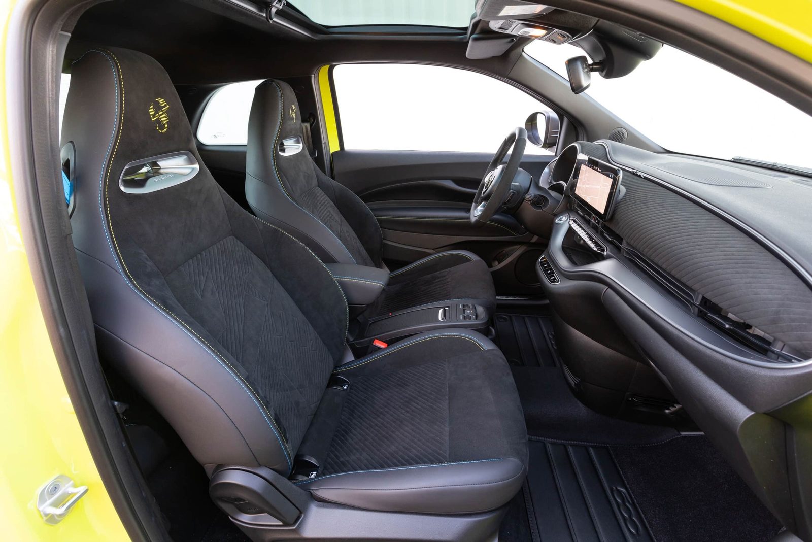 Abarth 500e 2023 — интерьер, front cabin, рынок Global / EV Query only