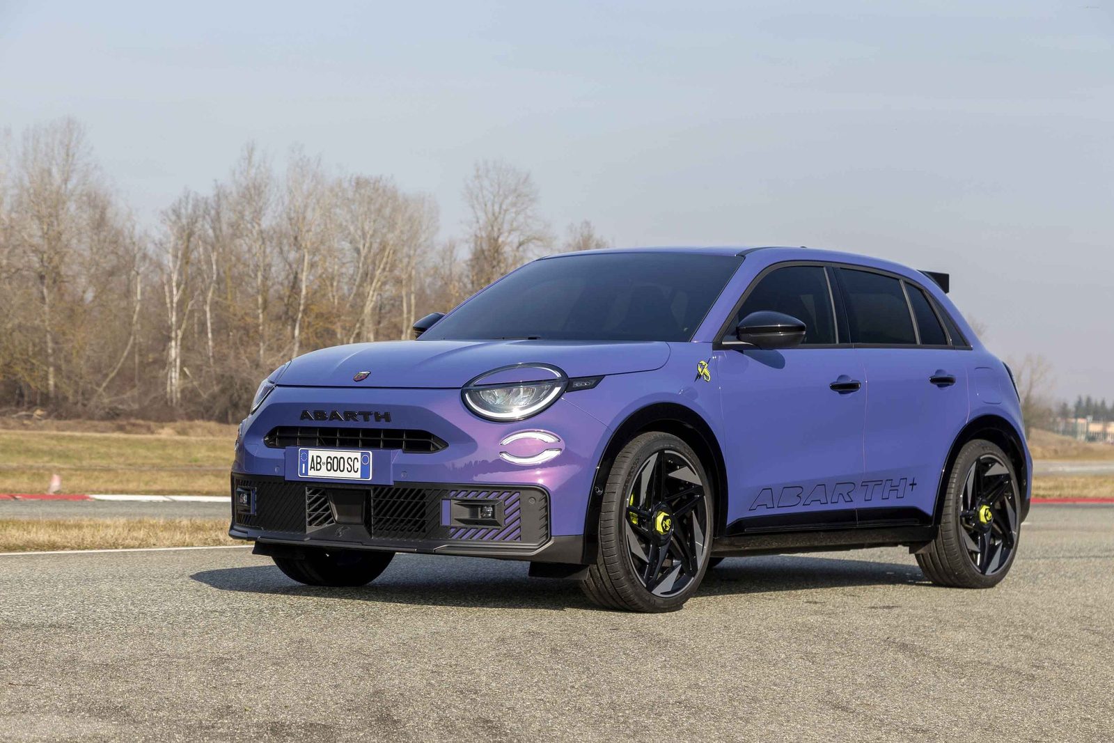 Abarth 600e 2024 — экстерьер, вид сзади 3/4, рынок Global / EV Query only