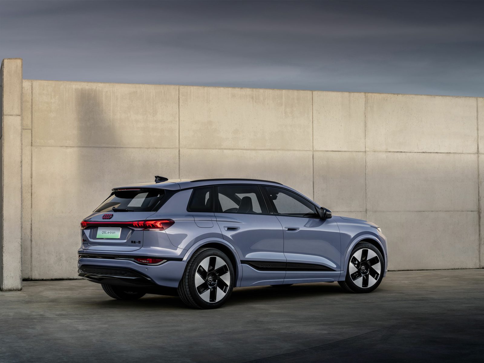 Audi Q6L e-tron China 2025 — экстерьер, вид сзади 3/4, рынок China