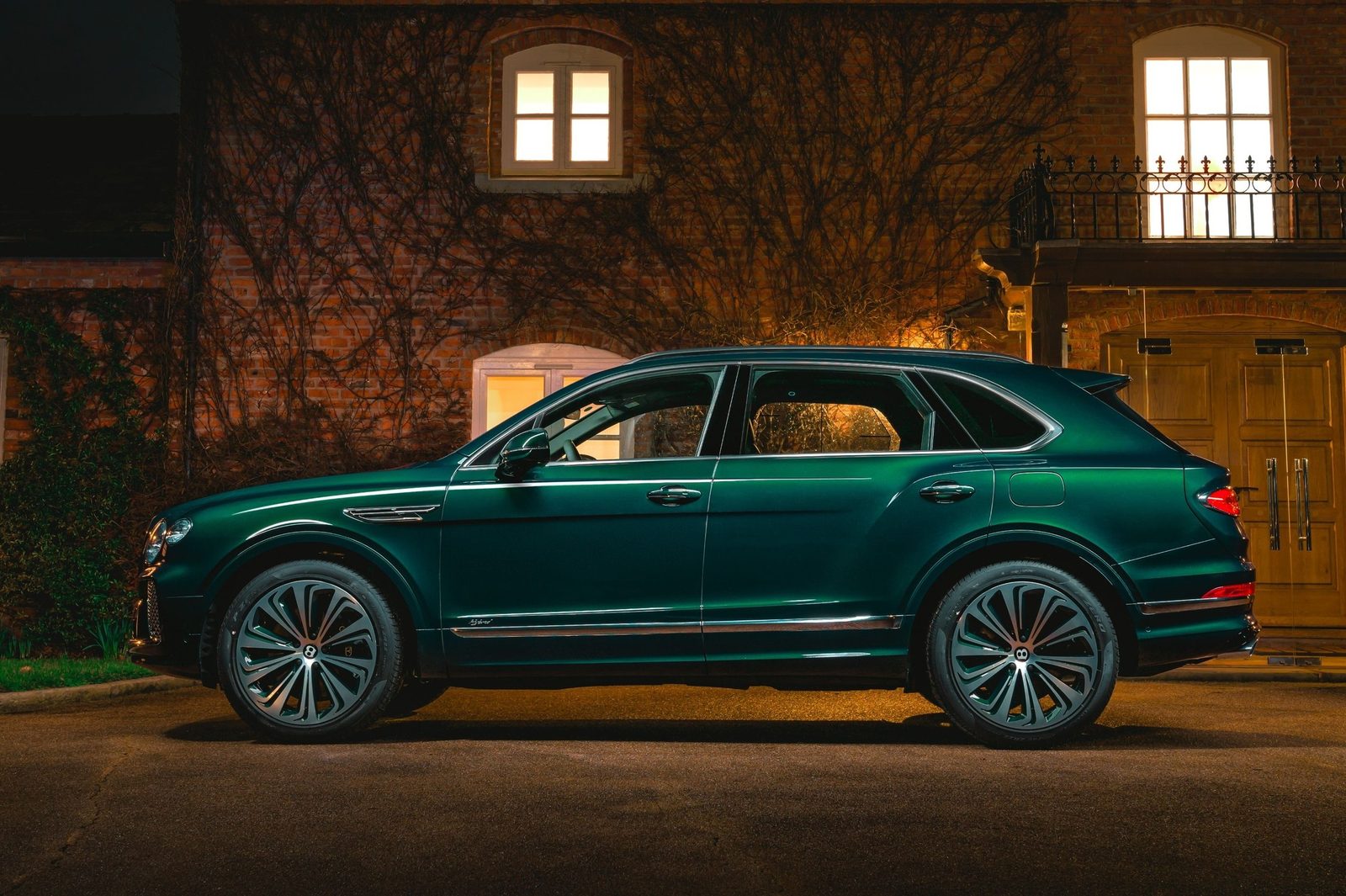 Bentley Bentayga Hybrid 2025 — экстерьер, вид сзади 3/4, рынок Global / EV Query only