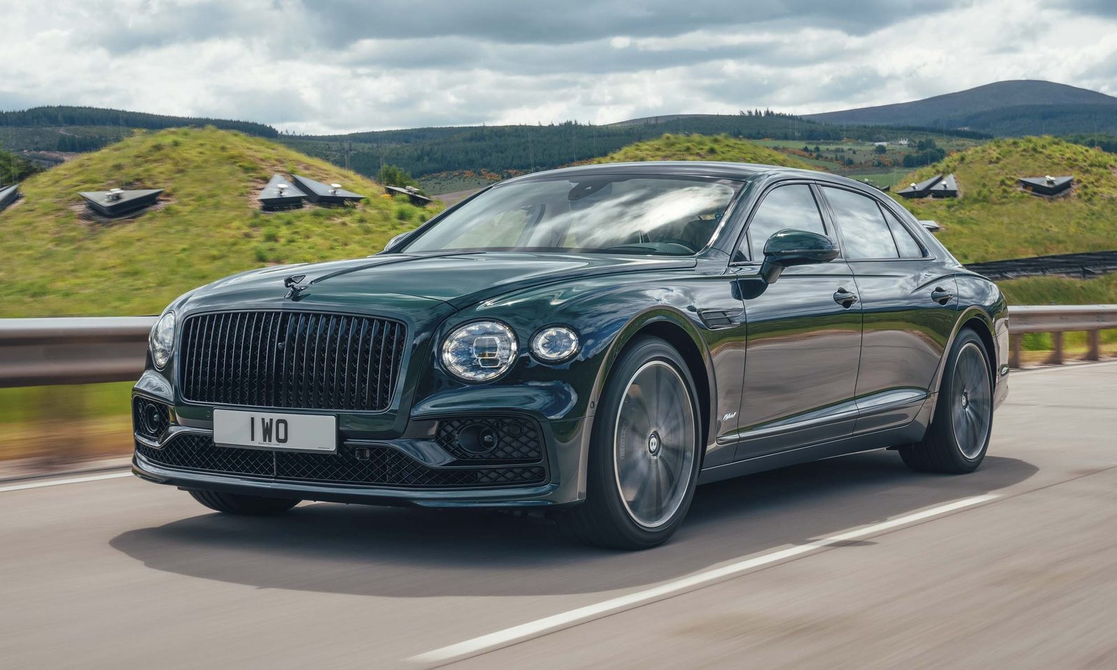 Bentley Flying Spur Hybrid — фото модели