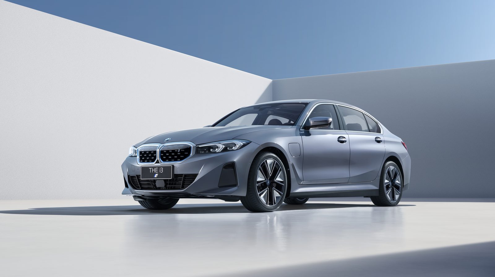 BMW i3 China 2022 — главное фото модели, экстерьер, вид спереди 3/4, рынок China OEM