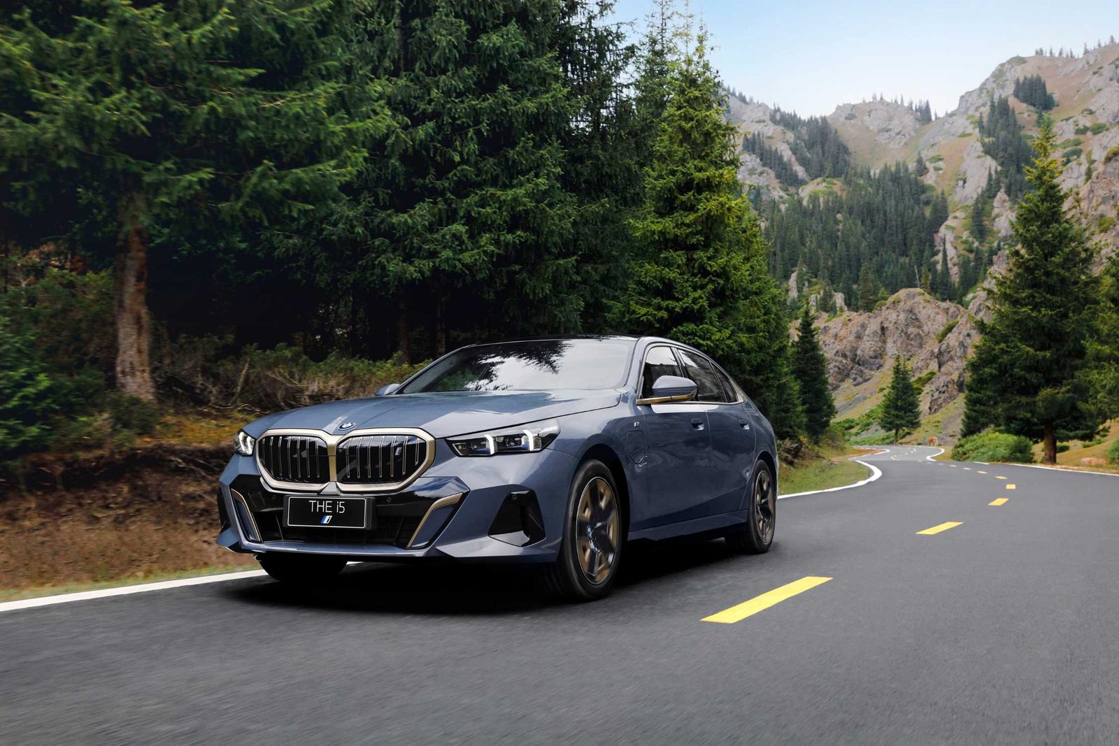 BMW i5 L China 2026 — экстерьер, front 3q road, рынок China