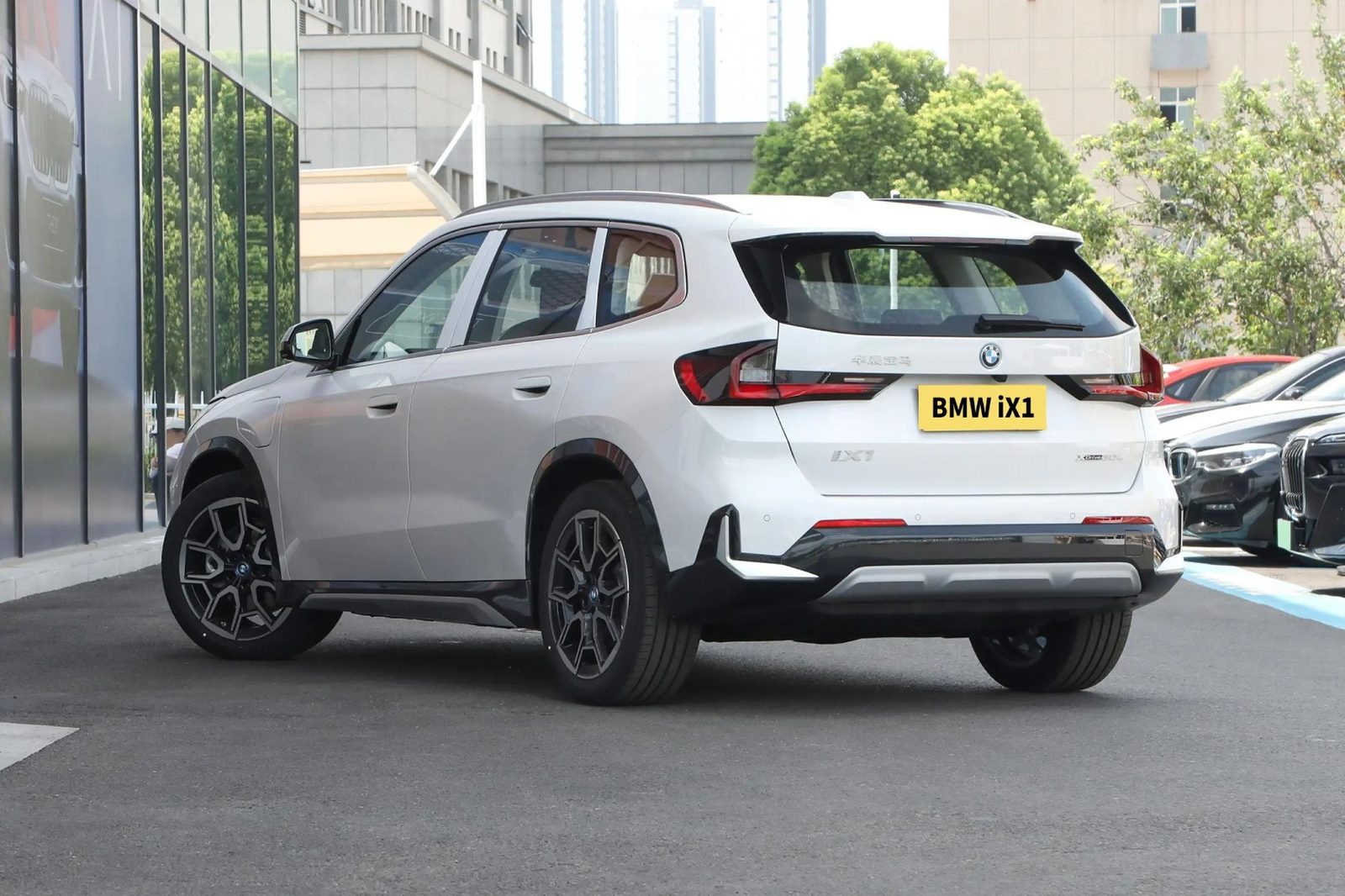 BMW iX1 China 2025 — экстерьер, вид сзади 3/4, рынок internal_mvp