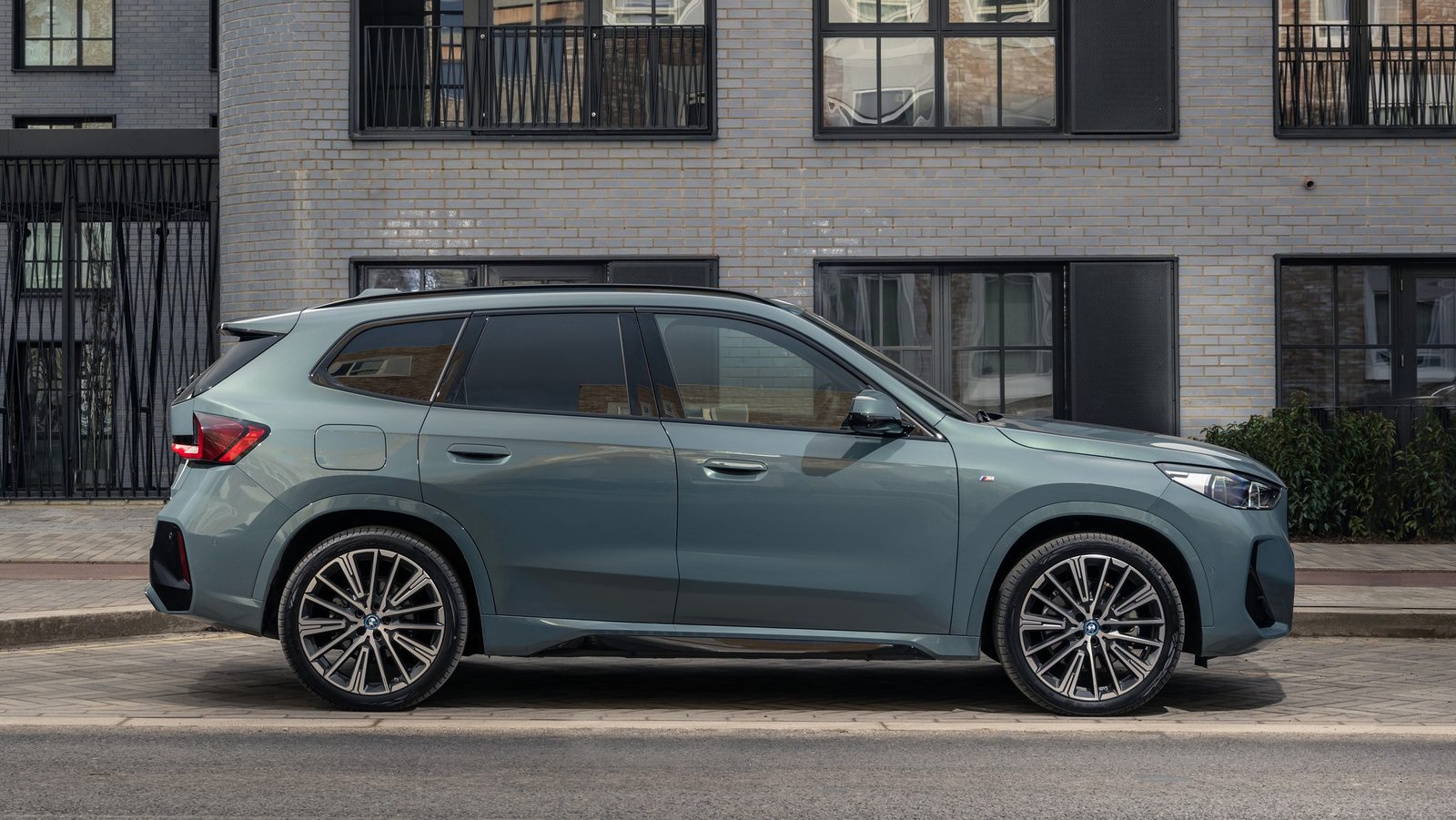 BMW iX1 China 2025 — экстерьер, вид сбоку, рынок internal_mvp