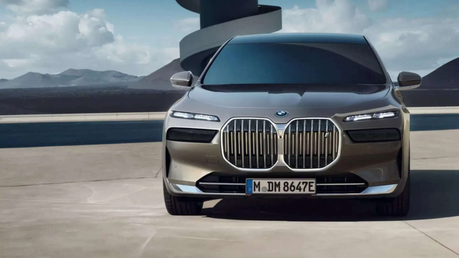 BMW i7 Global 2022 — главное фото модели, экстерьер, вид спереди 3/4, рынок Global / EV Query only