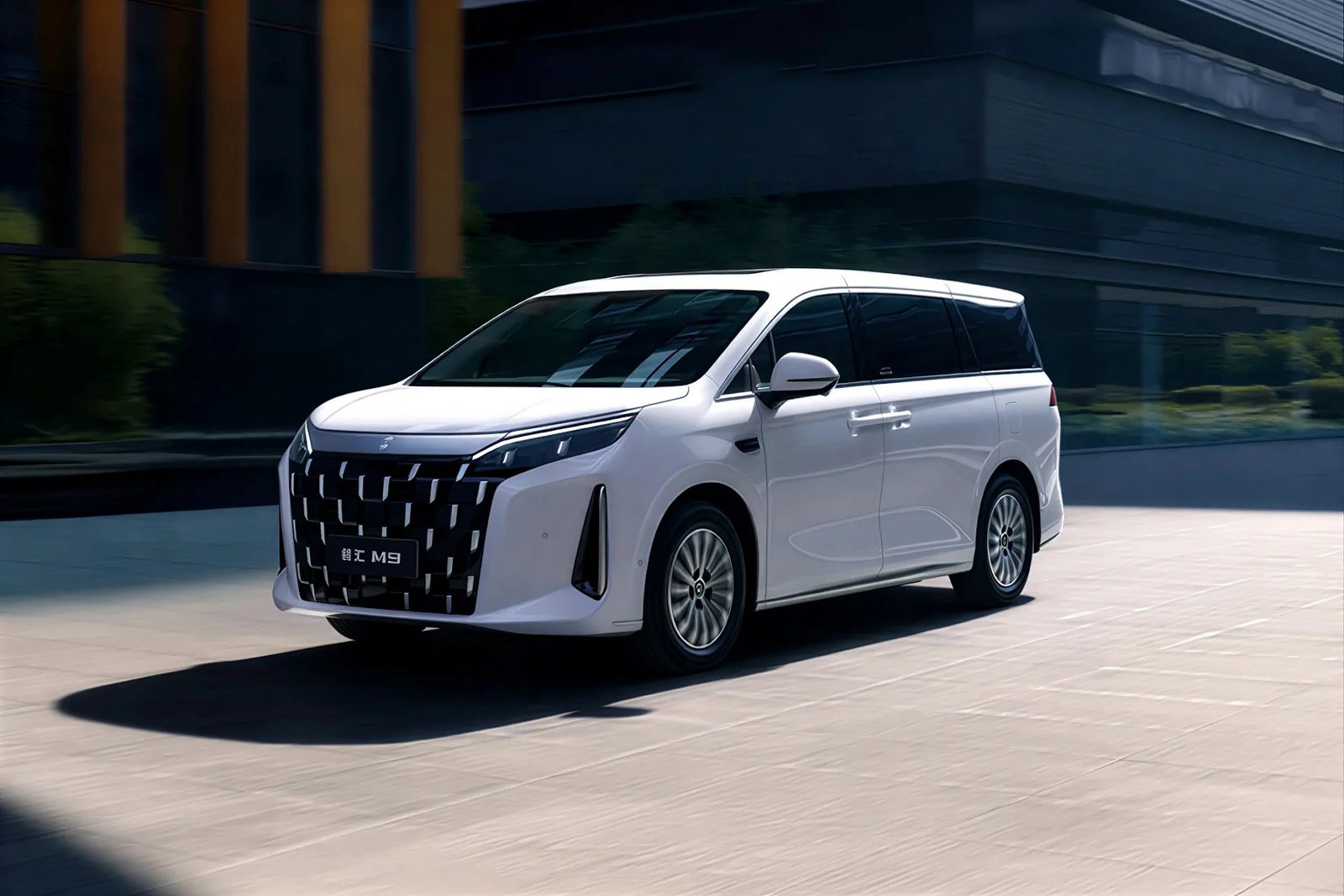 BYD Linghui M9 2026 — главное фото модели, экстерьер, вид спереди 3/4, рынок internal_mvp