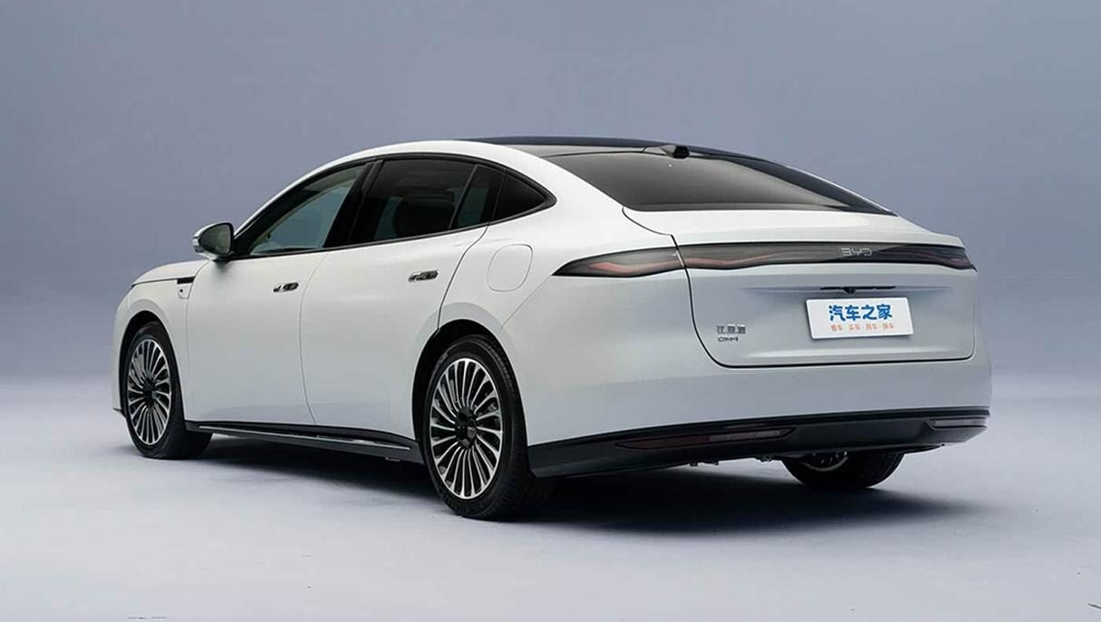 BYD Seal 08 2026 — экстерьер, rear 3q show floor, рынок internal_mvp