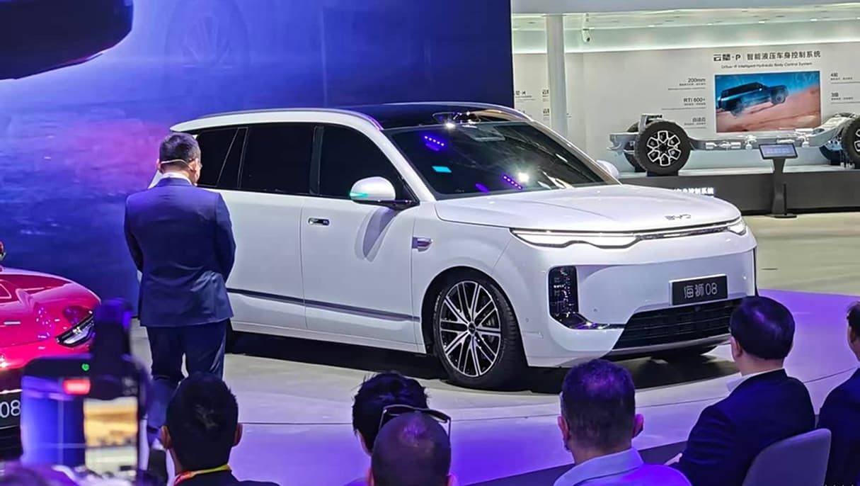 BYD Sealion 08 2026 — экстерьер, front 3q show floor, рынок internal_mvp