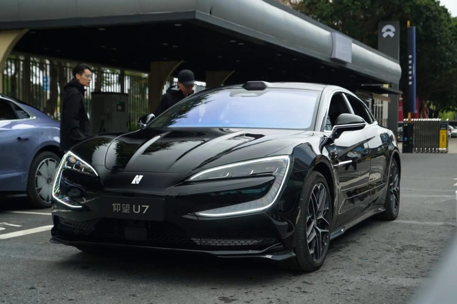 BYD Yangwang U7 EV 2025 — экстерьер, вид спереди 3/4, рынок internal_mvp