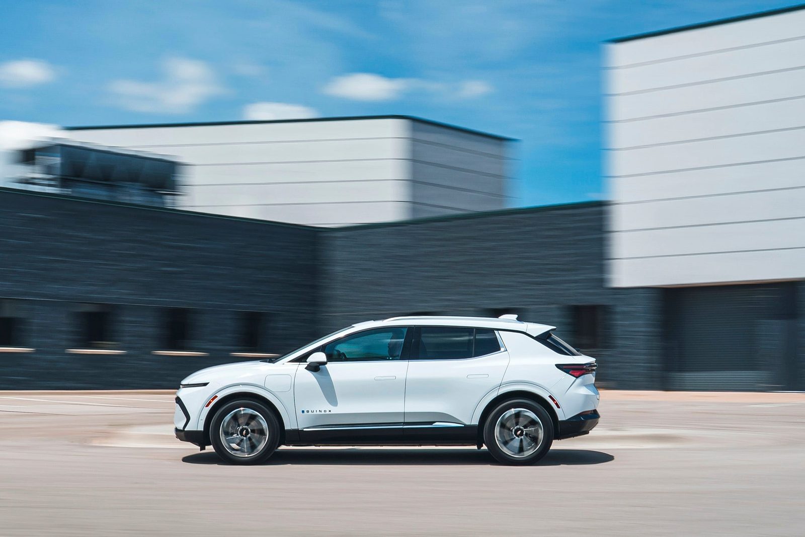 Chevrolet Equinox EV 2025 — экстерьер, side profile motion, рынок US
