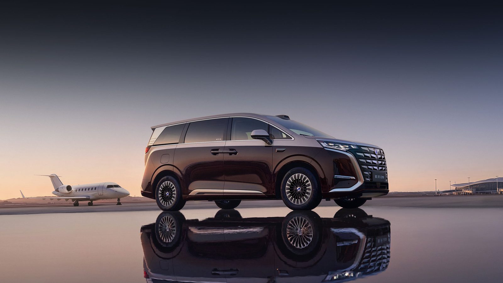 Denza D9 PHEV 2025 — экстерьер, вид сзади 3/4, рынок China official