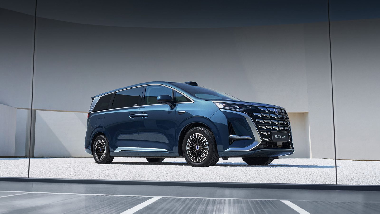 Denza D9 PHEV 2025 — экстерьер, вид сбоку, рынок China official