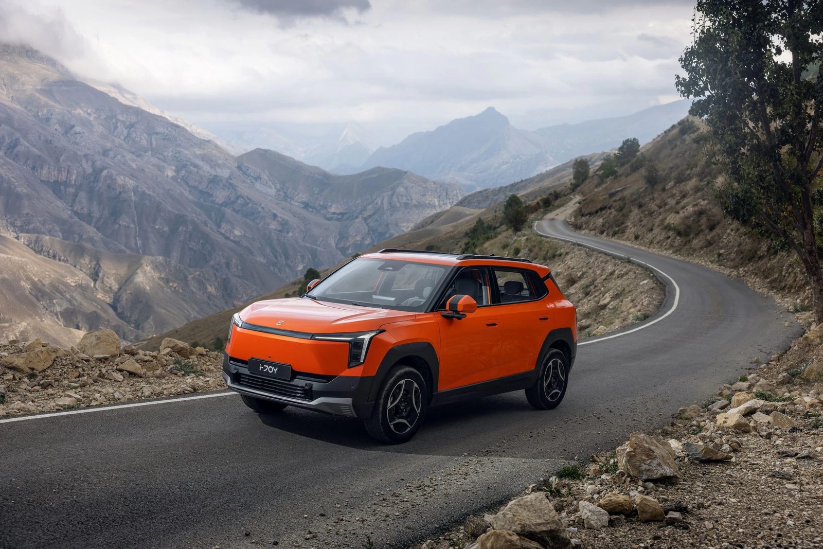 Evolute i-JOY 2026 — экстерьер, front 3q road, рынок internal_mvp