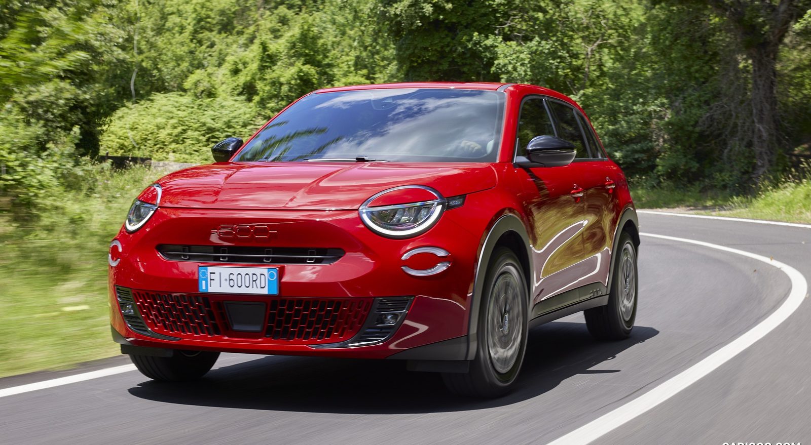 Fiat 600e 2024 — экстерьер, front 3q road, рынок Europe reference