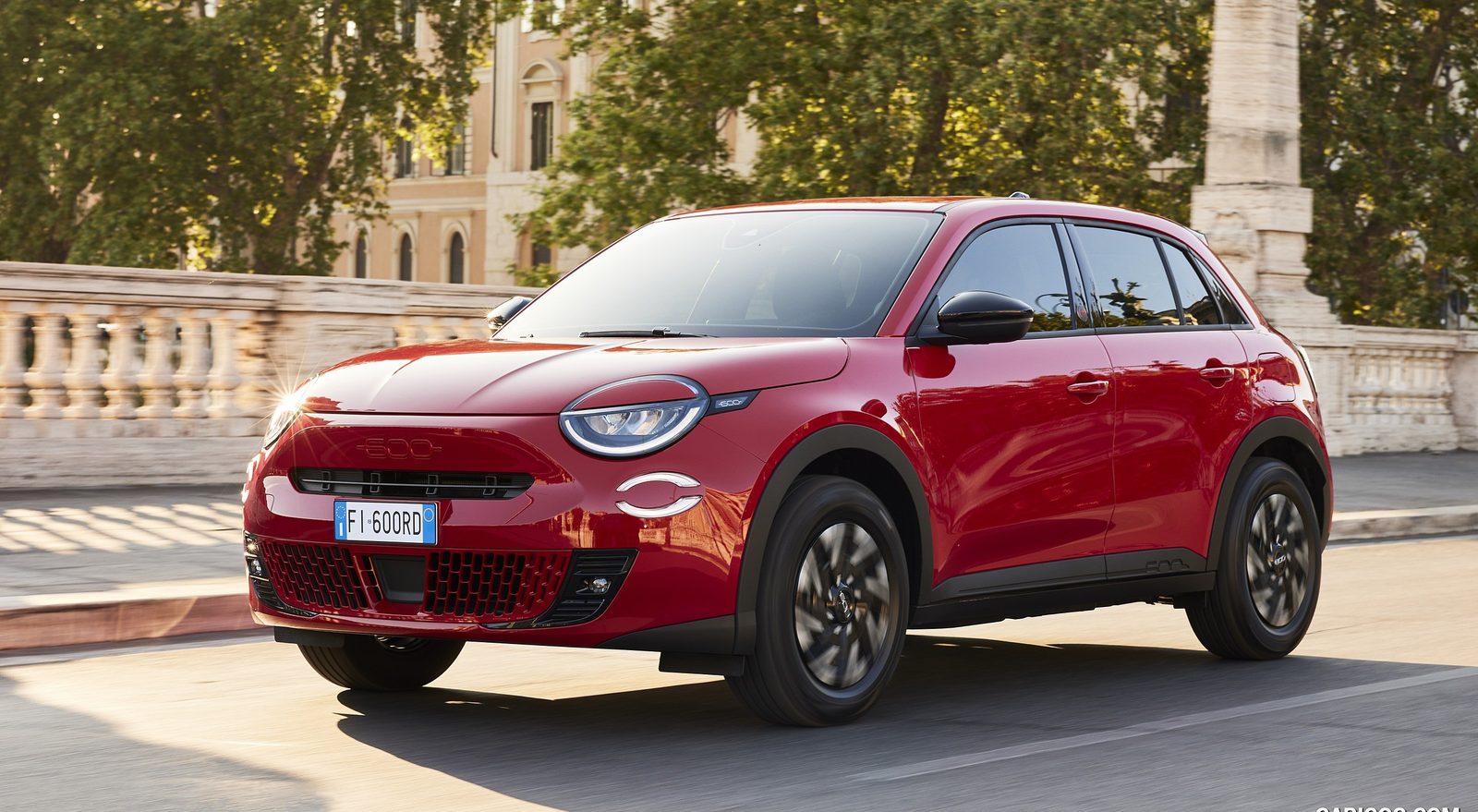 Fiat 600e 2024 — экстерьер, front 3q city, рынок Europe reference
