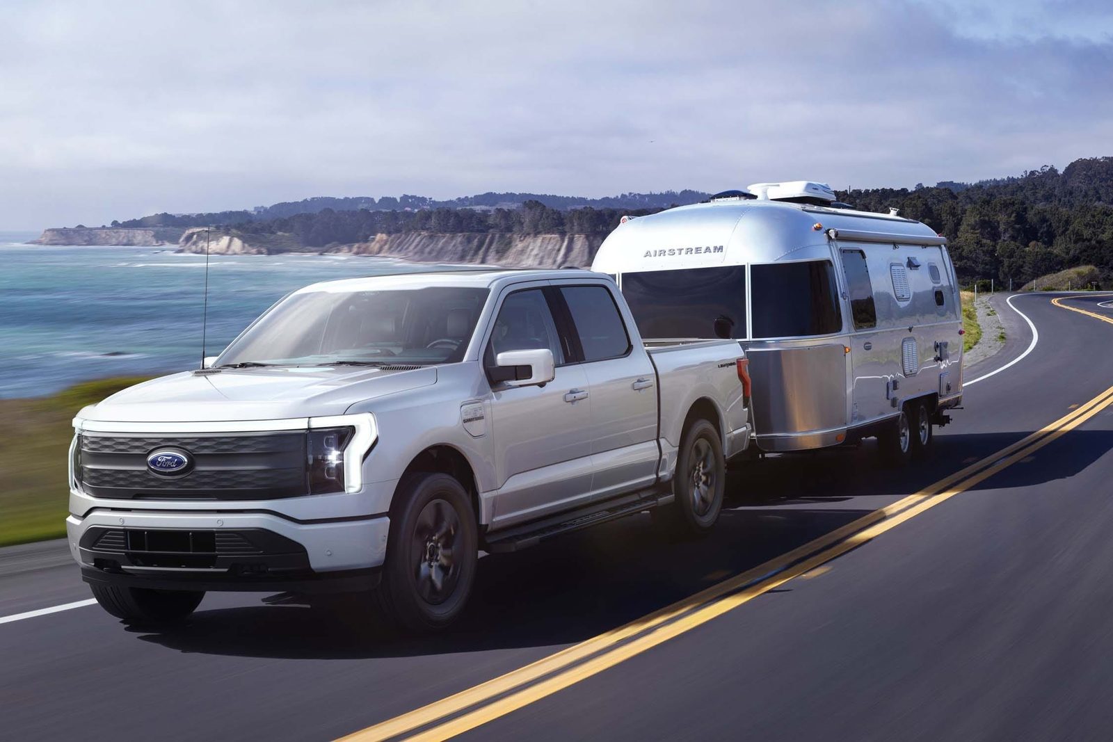 Ford F-150 Lightning 2025 — экстерьер, towing, рынок US