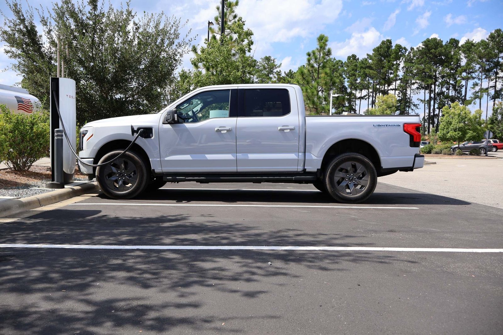 Ford F-150 Lightning 2025 — экстерьер, charging side, рынок US