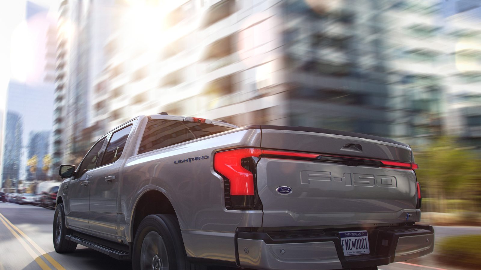 Ford F-150 Lightning 2025 — экстерьер, rear action, рынок US