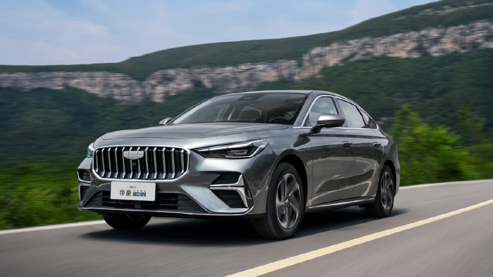 Geely Emgrand i-HEV 2026 — главное фото модели, экстерьер, front 3q mountain road ihev, рынок China launch/reference