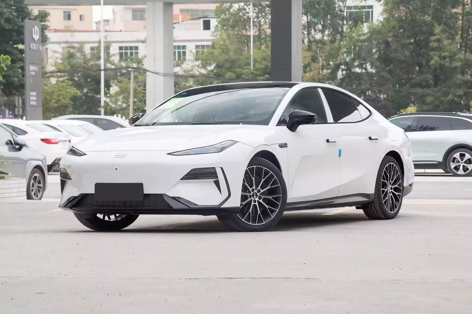 Geely Galaxy E8 EV 2025 — экстерьер, вид спереди 3/4, рынок internal_mvp
