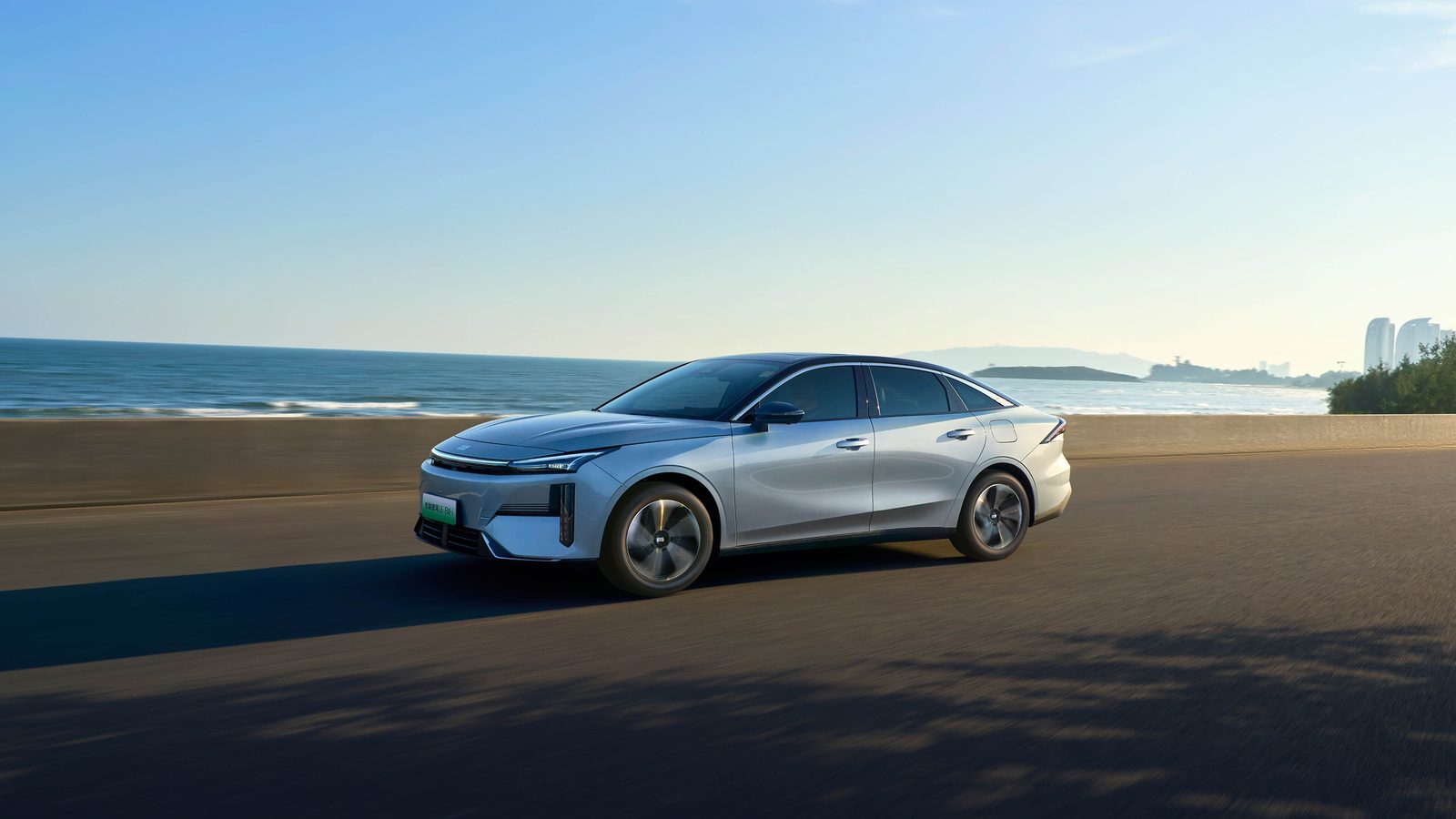 Geely Galaxy L6 EM-i 2026 — экстерьер, front 3q motion, рынок China