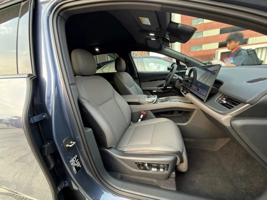 Hongqi Tiangong 08 2026 — интерьер, front seats event, рынок China pre-sale reference