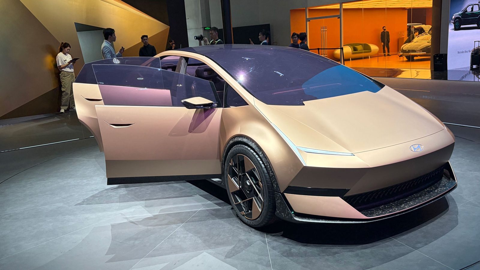 Hyundai Ioniq V 2026 — экстерьер, front open doors, рынок internal_mvp
