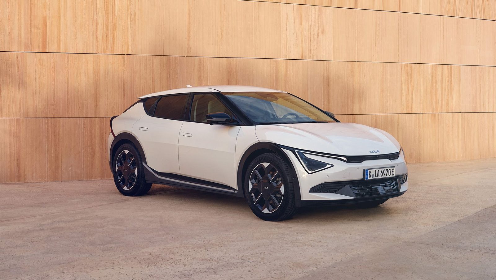 Kia EV6 Global 2021 — главное фото модели, экстерьер, вид спереди 3/4, рынок internal_mvp