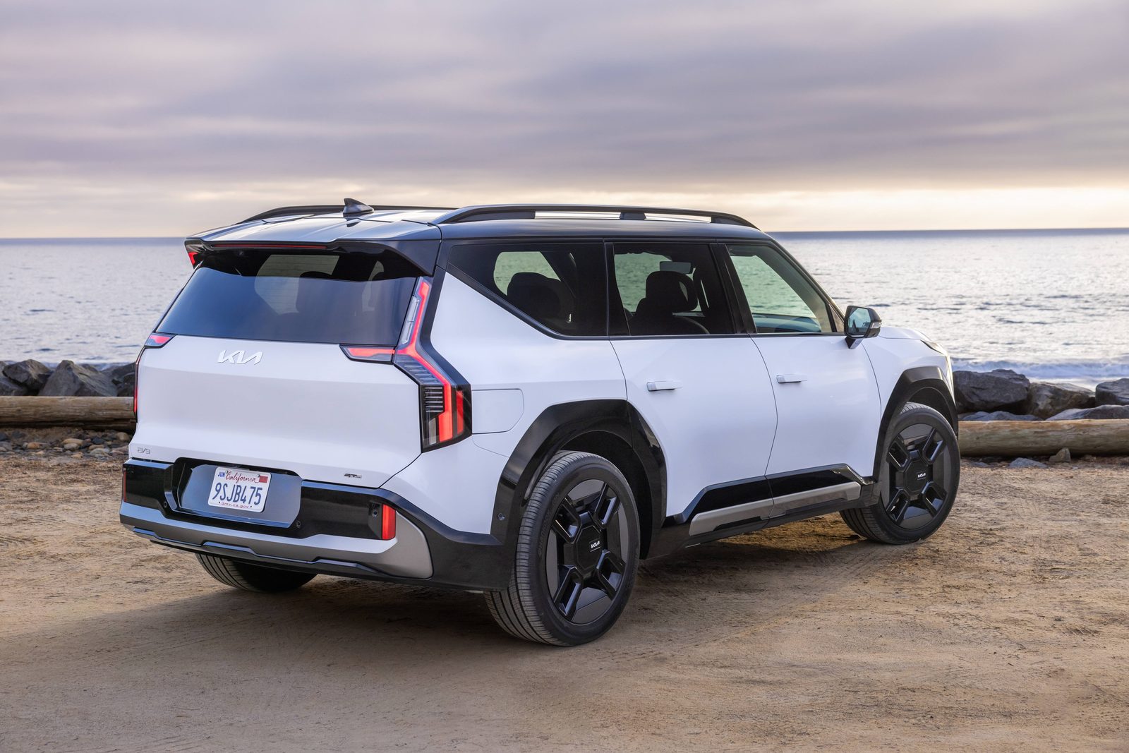Kia EV9 Global 2026 — экстерьер, вид сзади 3/4, рынок US / global official press media