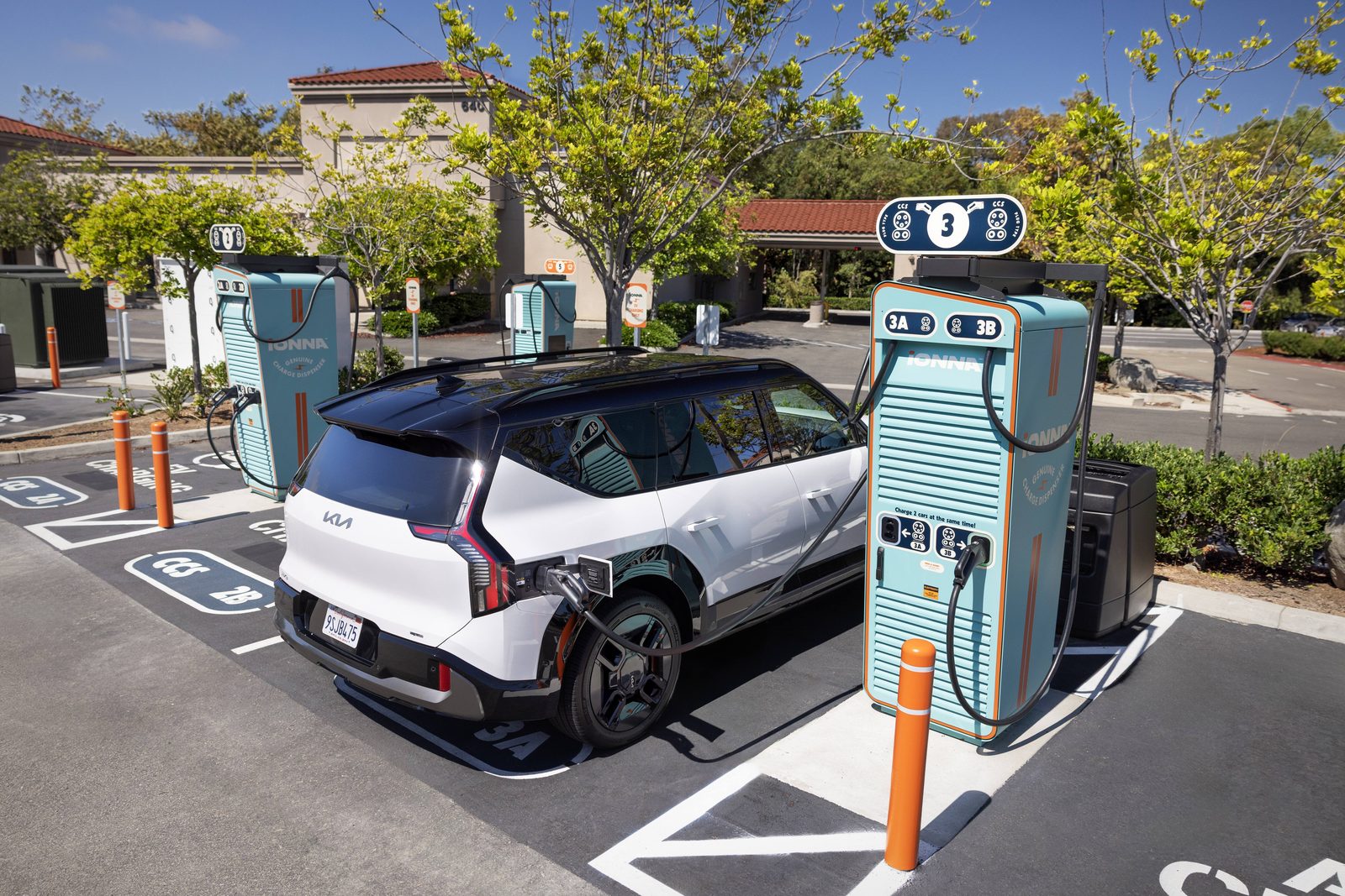 Kia EV9 Global 2026 — экстерьер, charging, рынок US / global official press media