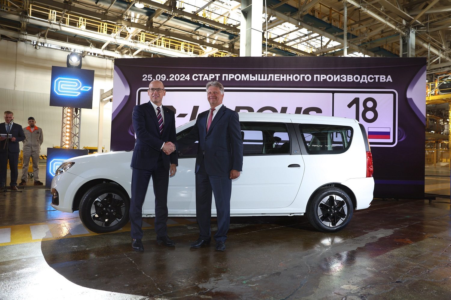 LADA e-Largus Passenger 2024 — экстерьер, side launch, рынок internal_mvp