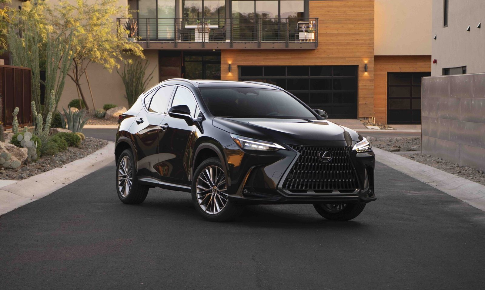 Lexus NX 450h+ 2022 — главное фото модели, экстерьер, вид спереди 3/4, рынок global