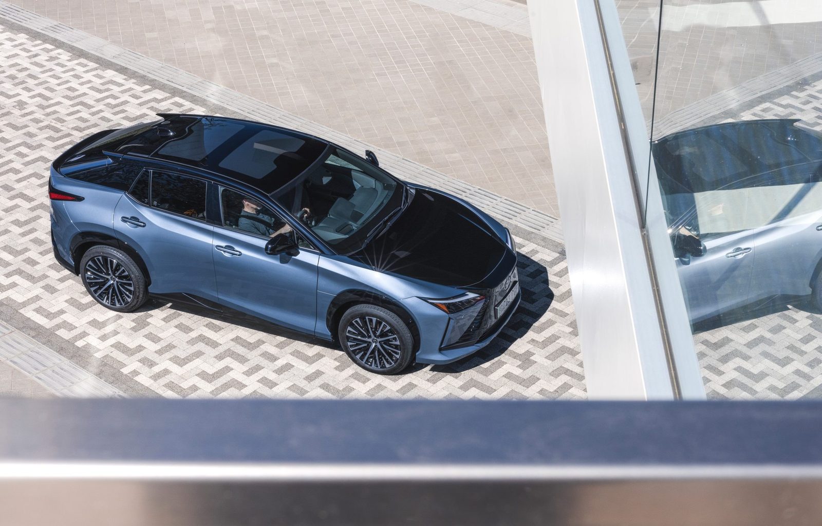 Lexus RZ 2023 — экстерьер, вид сбоку, рынок internal_mvp