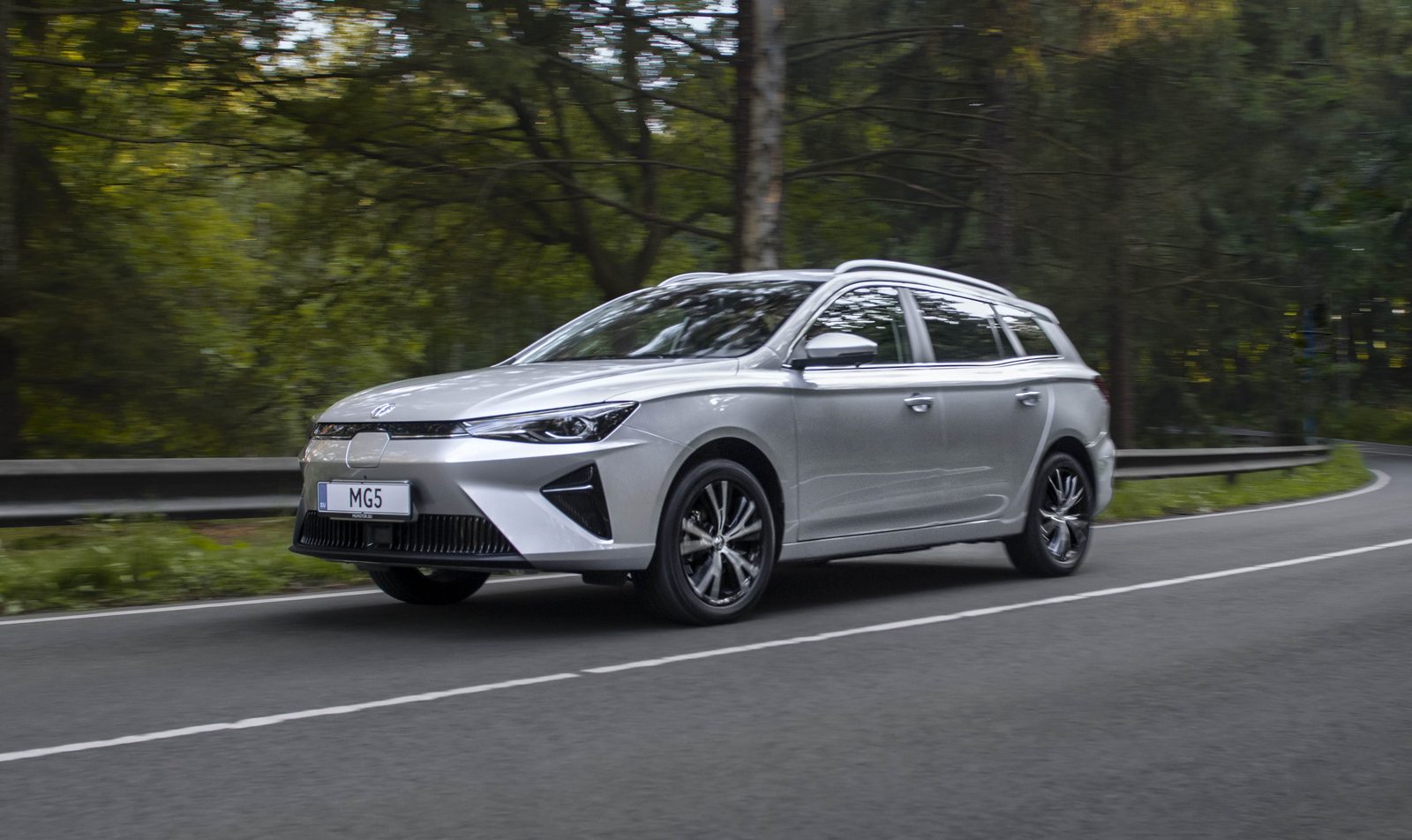 MG5 Electric 2022 — главное фото модели, экстерьер, dynamic front driving, рынок Europe / MG5 Electric wagon press reference