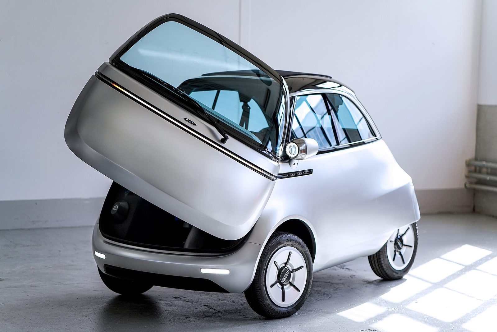 Microlino 2022 — главное фото модели, экстерьер, вид спереди 3/4, рынок Europe public-rights reference