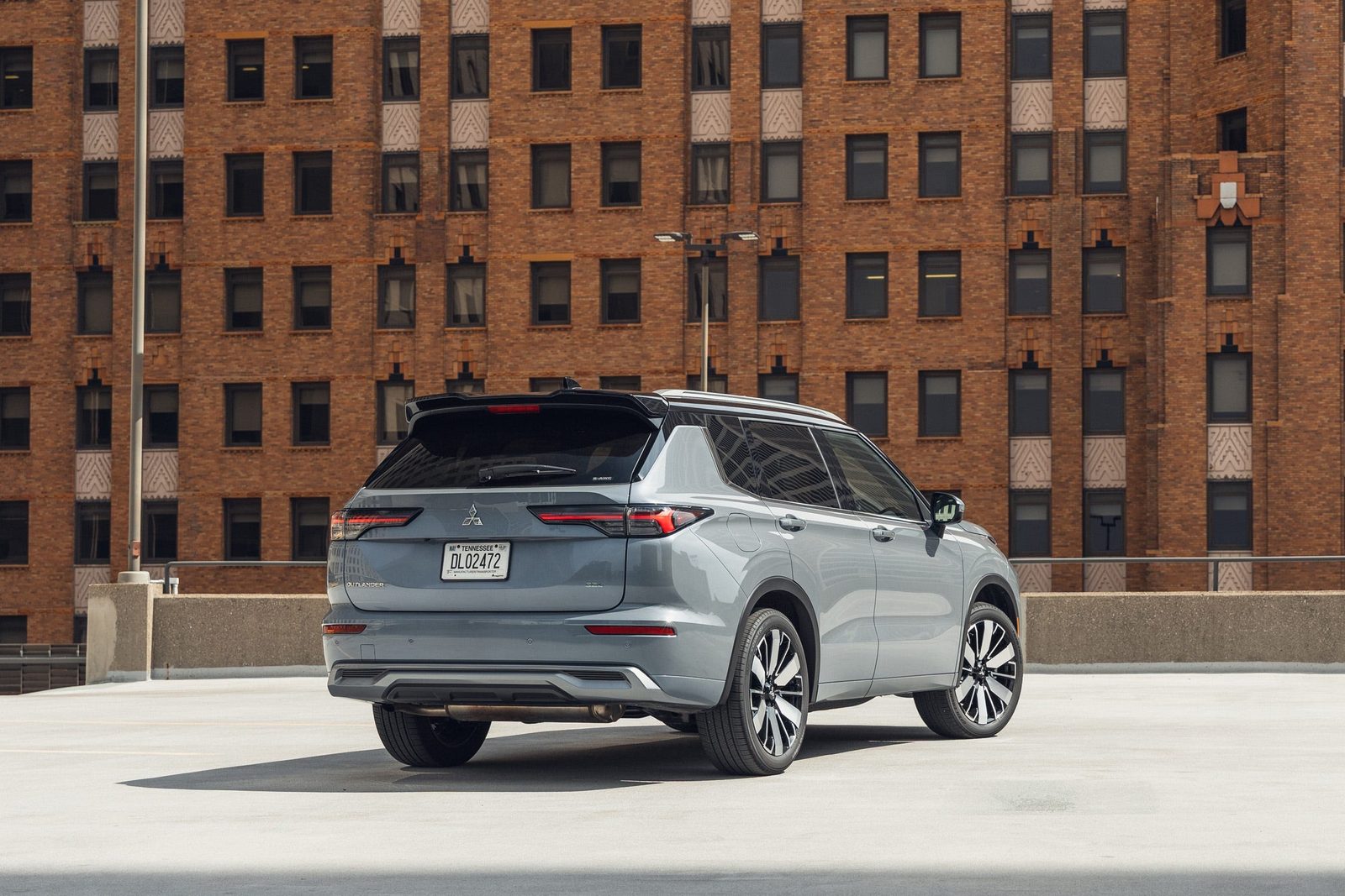 Mitsubishi Outlander Plug-in Hybrid 2025 — экстерьер, вид сзади 3/4, рынок US