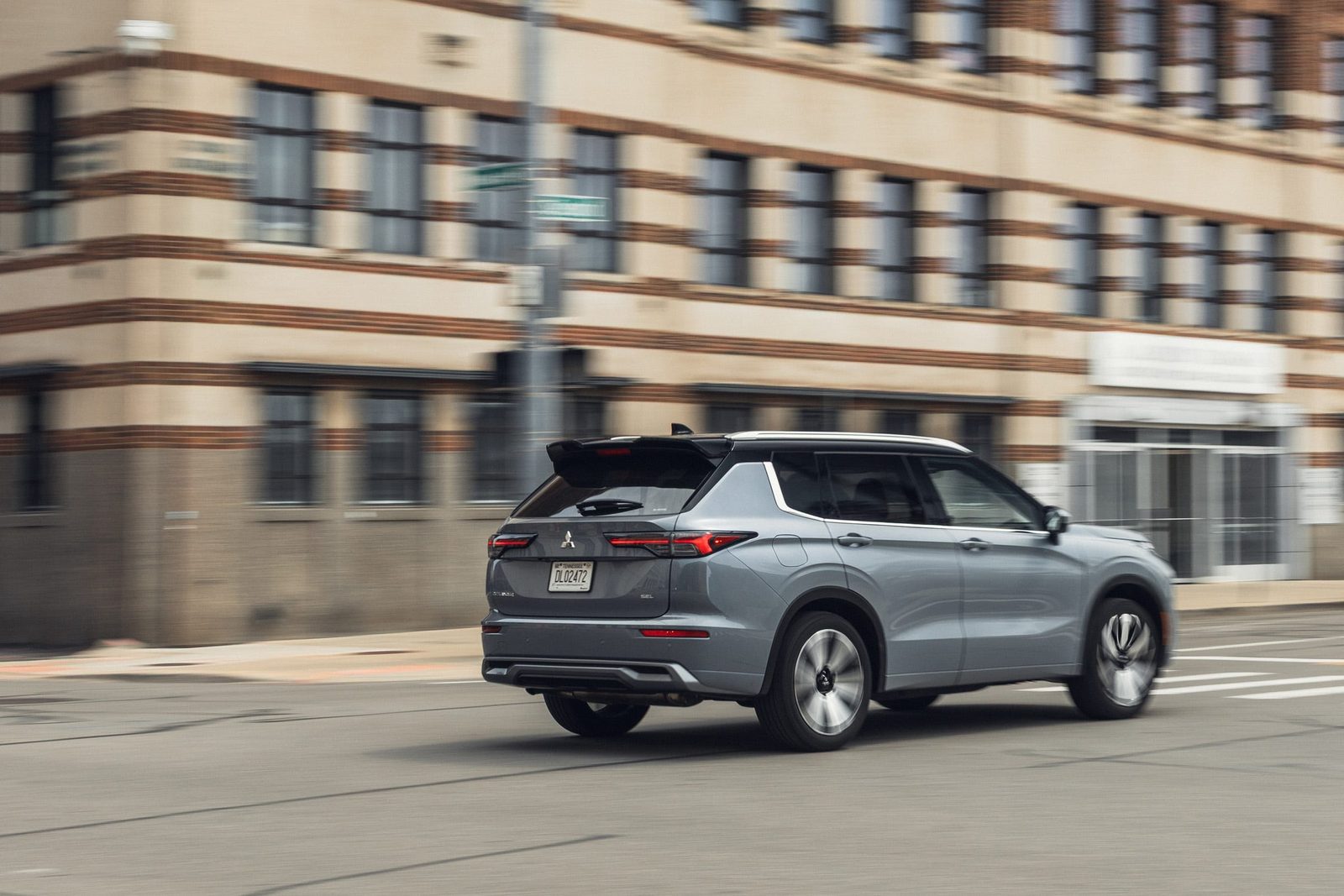 Mitsubishi Outlander Plug-in Hybrid 2025 — экстерьер, rear 3q motion, рынок US