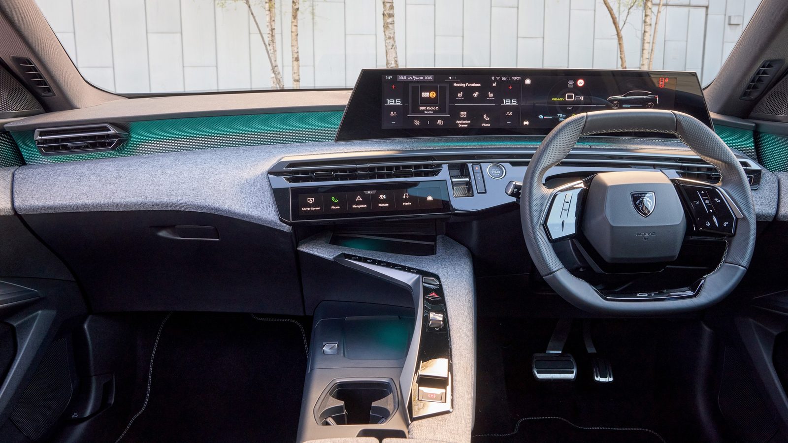 Peugeot E-3008 2024 — интерьер, dashboard wide, рынок internal_mvp