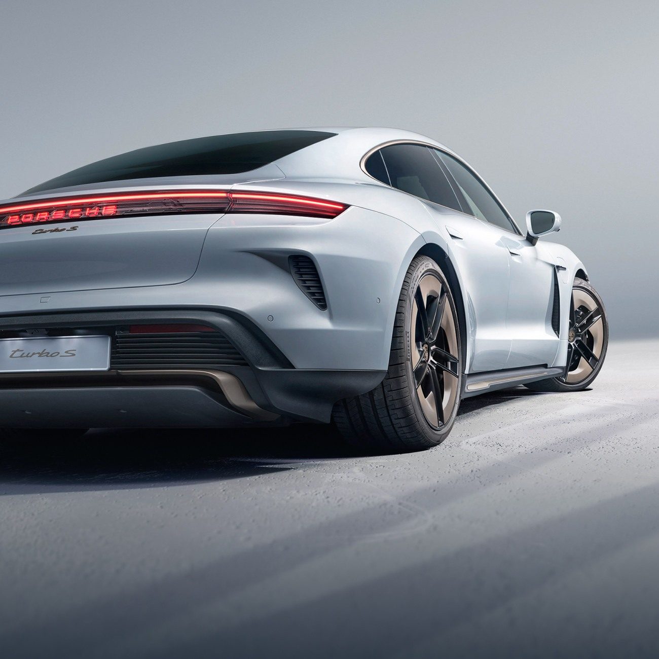Porsche Taycan 2020 — экстерьер, вид сзади 3/4, рынок US