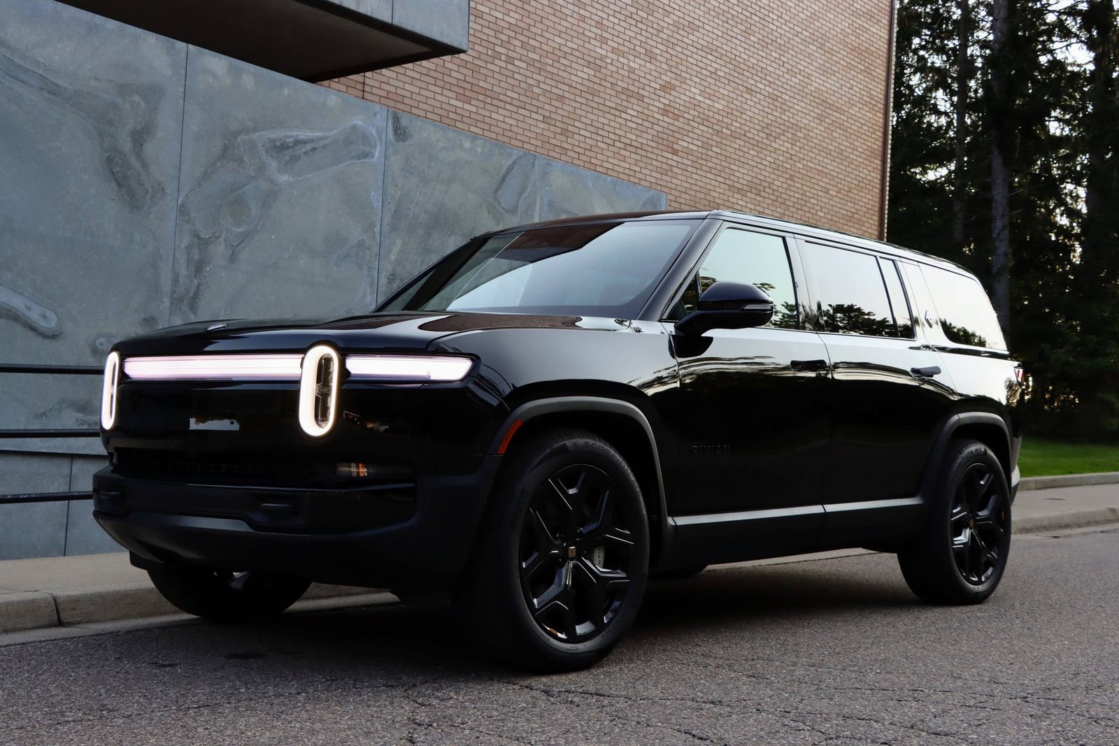 Rivian R1S 2022 — экстерьер, вид сбоку, рынок internal_mvp