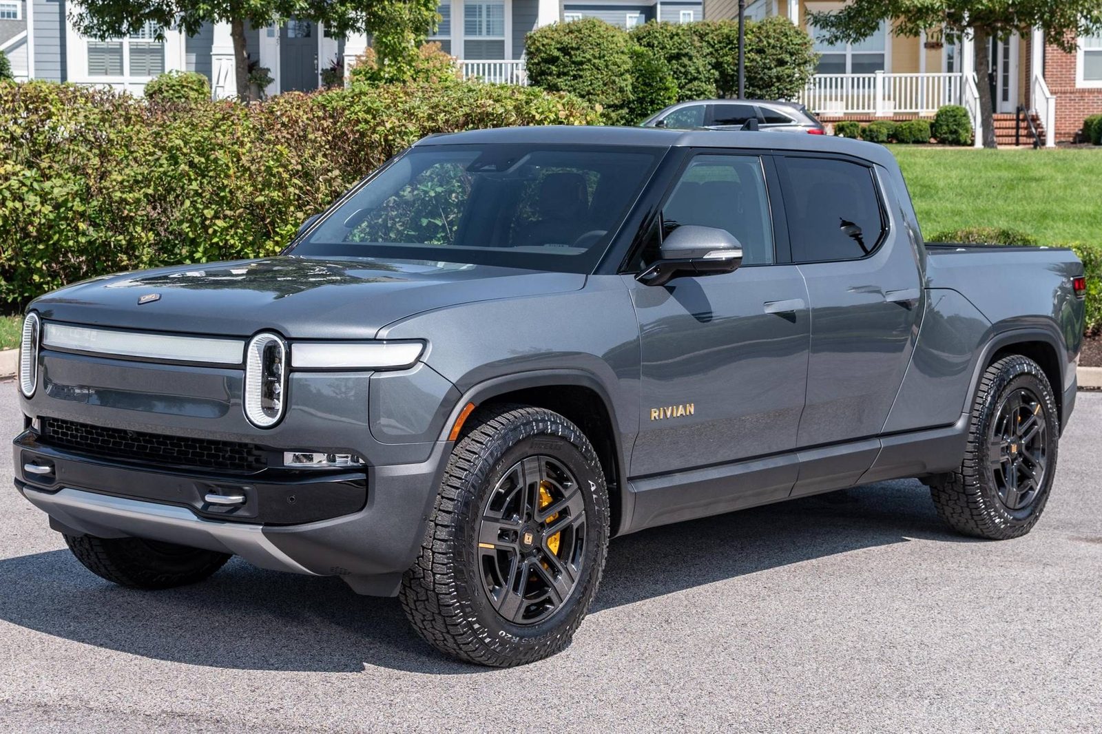Rivian R1T 2022 — главное фото модели, экстерьер, вид спереди 3/4, рынок internal_mvp