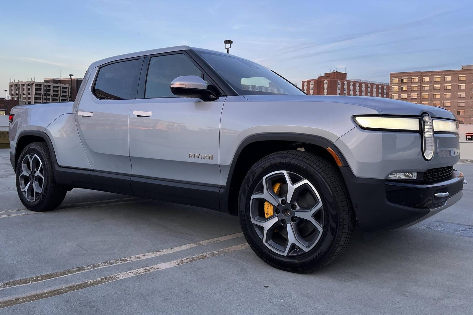 Rivian R1T 2022 — экстерьер, вид сбоку, рынок internal_mvp