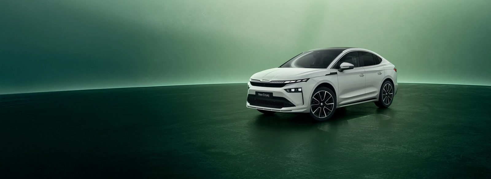 Škoda Enyaq Coupé 2022 — главное фото модели, экстерьер, вид спереди 3/4, рынок Europe / EV Query only