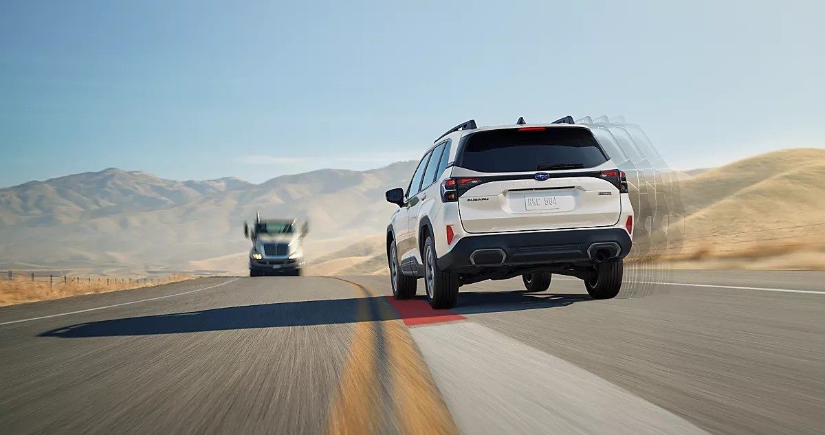 Subaru Forester Hybrid 2026 — экстерьер, rear road, рынок US official