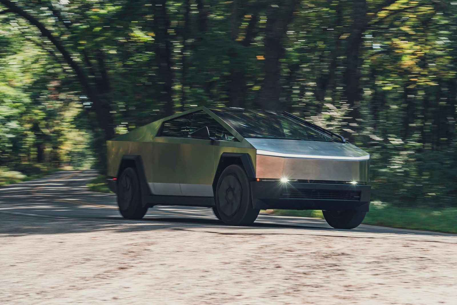 Tesla Cybertruck 2023 — экстерьер, вид спереди 3/4, рынок US