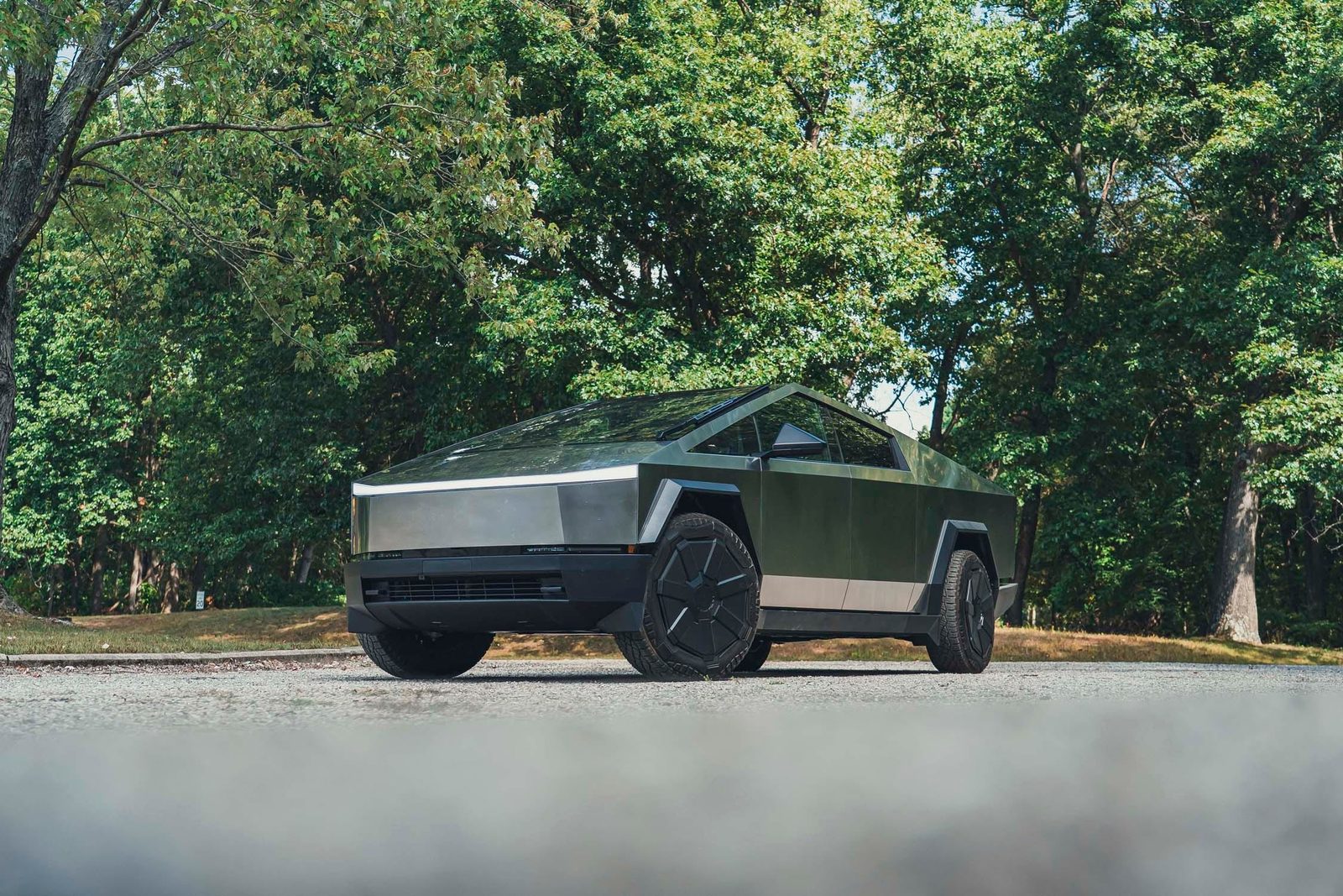 Tesla Cybertruck 2023 — экстерьер, вид сзади 3/4, рынок US