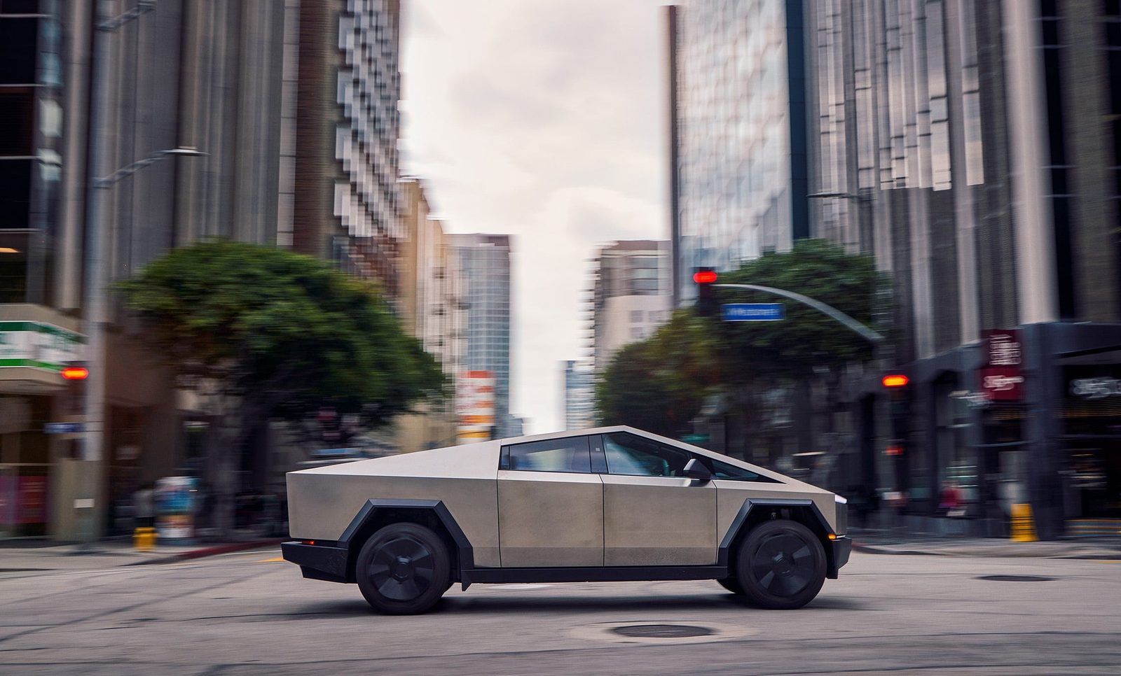 Tesla Cybertruck 2023 — экстерьер, urban side, рынок US
