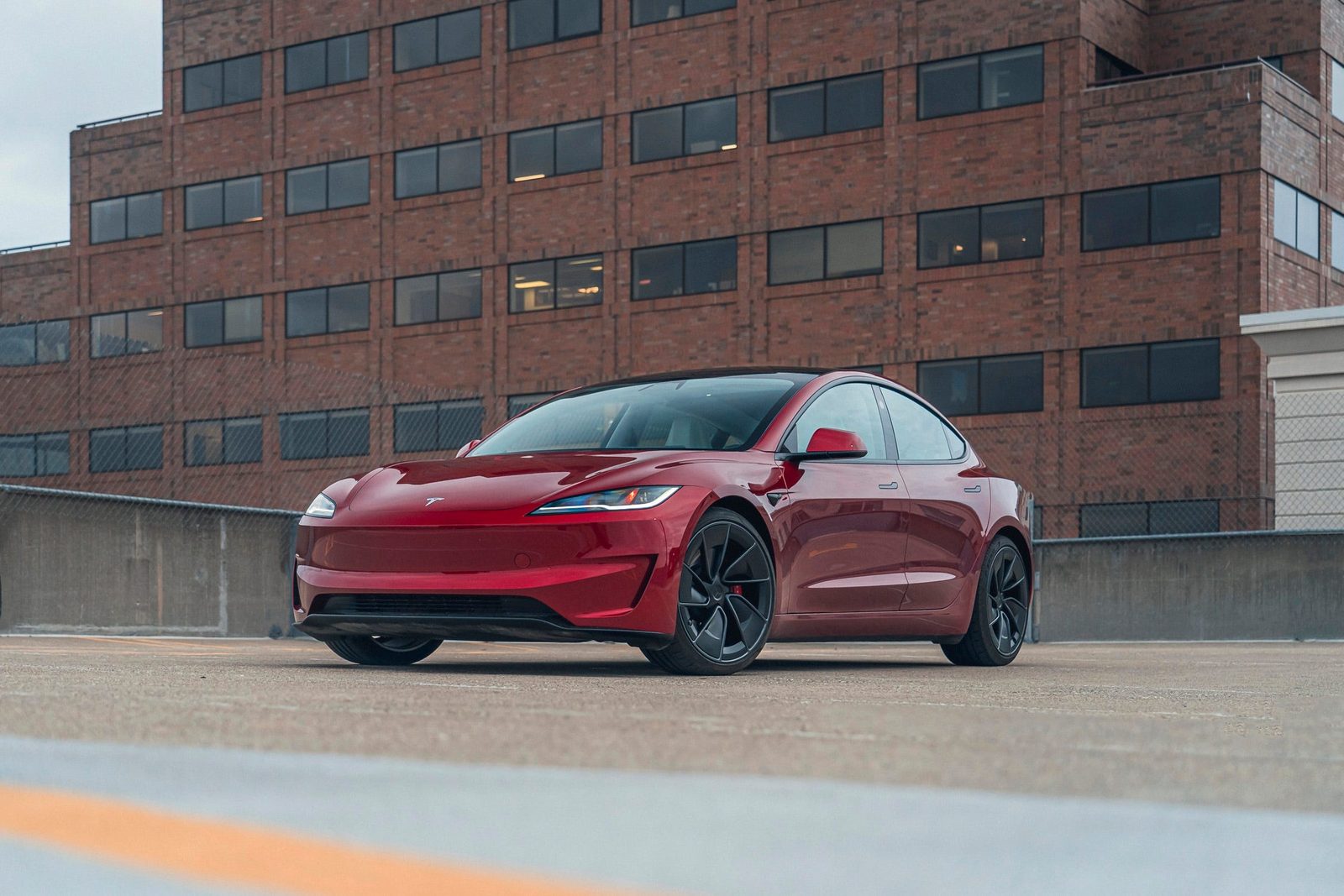 Tesla Model 3 US 2024 — экстерьер, вид спереди 3/4, рынок US
