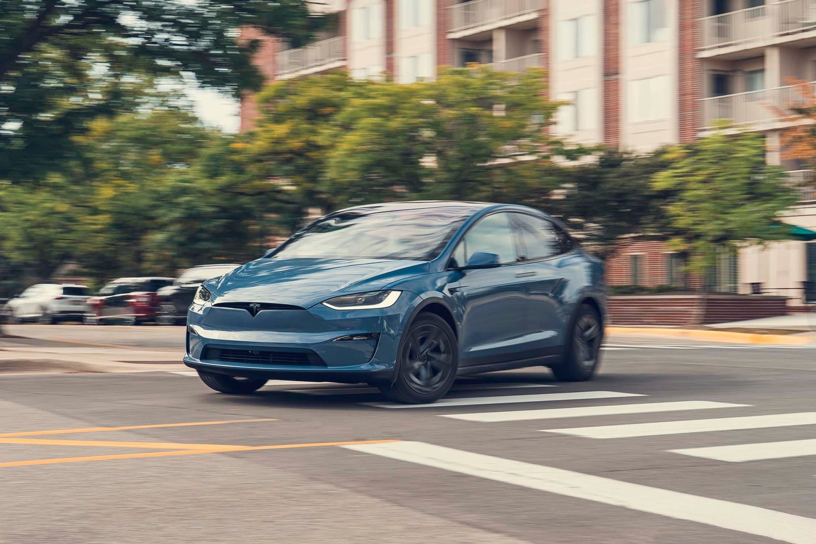 Tesla Model X US 2021 — главное фото модели, экстерьер, вид спереди 3/4, рынок US